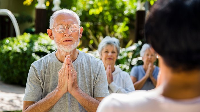 Grupo de personas meditando